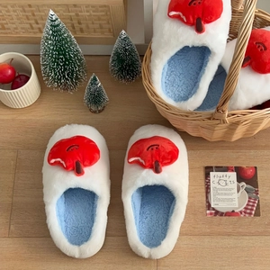 Pantoufles d'hiver en peluche avec broderie pomme et semelle épaisse en blanc et bleu