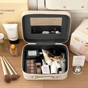 Detailoverzicht van grote cosmeticakoffer met ingebouwde spiegel en ruime binnenkant