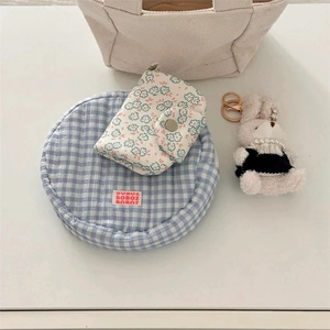 Set porte-cartes fleuri avec pochette bleue à carreaux et porte-clés lapin en peluche