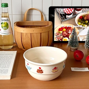 Detail einer matten Keramikschale mit Dessert-Motiven auf einem Holztisch präsentiert