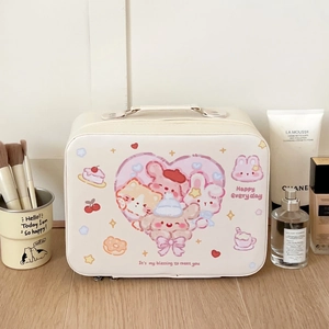 Detail van witte lederen make-uptas met schattige cartoon beer en konijn illustraties