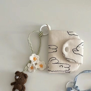 Détail du sac de rangement en toile avec imprimé lapin et pendentif ours mignon