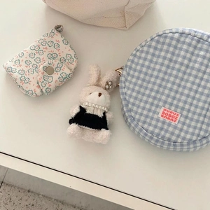Détails de l'ensemble porte-cartes à fleurs, pochette à carreaux et porte-clés lapin