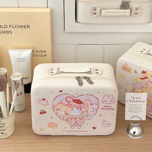 Detail van een crème cosmetische tas met hartillustraties en huidverzorging accessoires