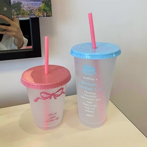 Matte doorschijnende plastic bekers met rietje in blauw en roze met schattige prints