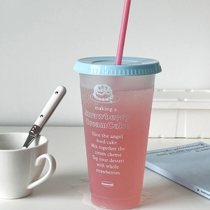 Detailopname van matte plastic beker met rietje en aardbeientaart recept decoratie