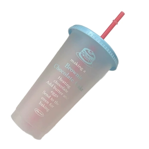 Transparante plastic rietjesbeker met blauw deksel en brownie recept print op wit