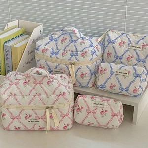 Trousses en coton matelassé avec imprimé floral à nœuds et détails de ruban doux