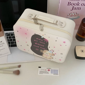 Detail van crème PU-lederen make-uptas met hondenprint en kattenpootje ritssluiting