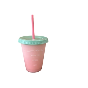 Roze mat plastic herbruikbare beker met lichtgroene deksel voor koffie en zomerdrankjes