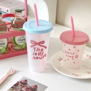 Leuke matte plastic bekers met gekleurde deksels en rietjes voor koffie en koude drank