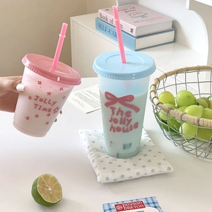 Detail van schattige herbruikbare plastic rietjesbekers met roze en blauwe sterren