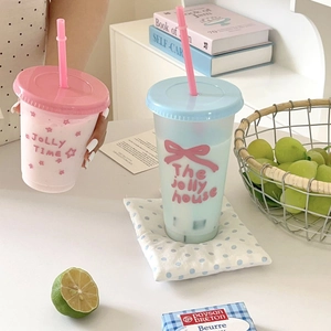 Detail van roze en blauwe herbruikbare plastic bekers met leuke Jolly Time print