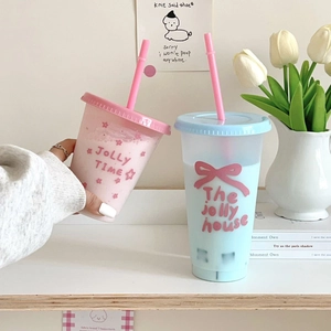Detailopname van mat macaron plastic bekers met Jolly Time graffiti en herbruikbaar rietje
