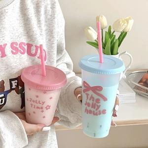 Leuke roze en blauwe herbruikbare plastic bekers met rietje en mooie opdruk