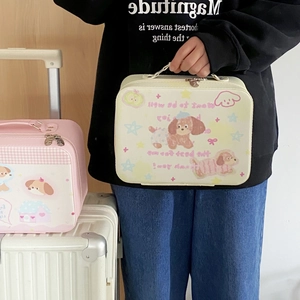 Detailweergave van een crèmekleurige cartoon puppy make-uptas met handvat en veel ruimte
