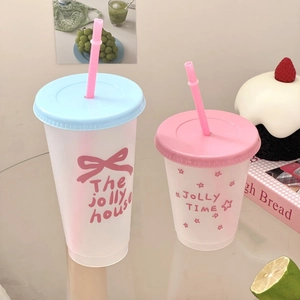 Grote schattige plastic koffiebekers met rietjes in de kleuren blauw en roze