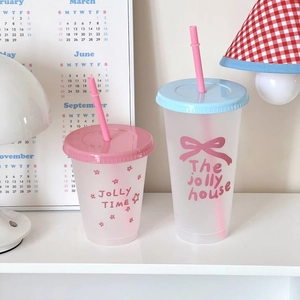 Detailopname van schattige plastic rietjesbekers in twee maten met pastelkleurige deksels