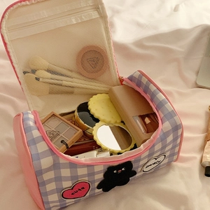 Vue détaillée du sac à maquillage chat avec poche filet et compartiment spacieux
