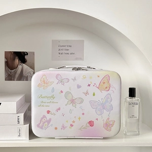 Detailopname van make-up koffer met vlinderprint en pastelkleurige gradiënt