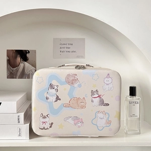 Detail van een crèmekleurige make-up doos met schattige kattenprints en stevig handvat