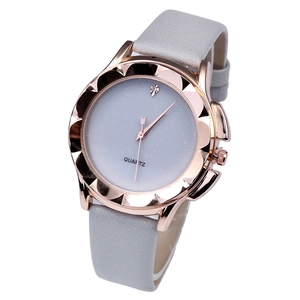 Dettaglio dell'orologio al quarzo donna con lunetta floreale oro rosa e quadrante grigio