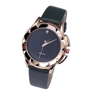 Dettaglio della lunetta zigrinata oro rosa e del quadrante nero minimalista dell'orologio
