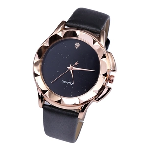 Dettaglio del quadrante stellato nero con lunetta in oro rosa e cinturino in pelle