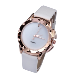 Dettaglio della lunetta a petalo oro rosa e cinturino in pelle bianca dell'orologio