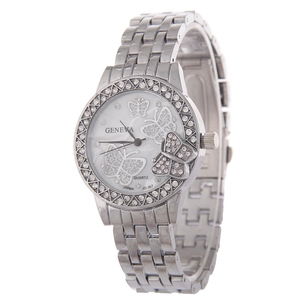 Montre pour femme Geneva argentée avec cadran papillon et lunette sertie de zircons