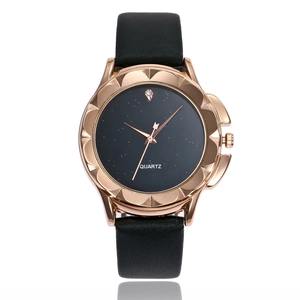 Orologio al quarzo da donna con lunetta a petalo oro rosa, quadrante stellato e pelle