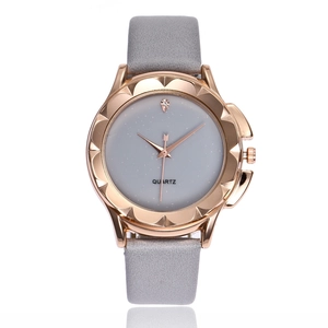 Orologio al quarzo minimalista da donna con cassa oro rosa e cinturino in pelle grigio su bianco