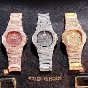 Gros plan sur trois montres carrées de luxe serties de strass en or rose, argent et or