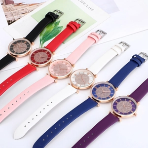Gros plan de montres de luxe pour femmes avec cadrans sertis de diamants et bracelets en cuir
