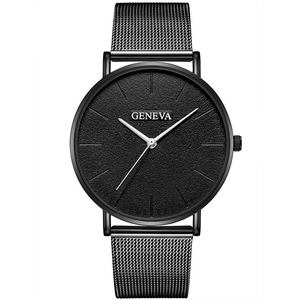 Détail d'une montre à quartz noire avec logo Geneva, bracelet en maille et cadran texturé sable