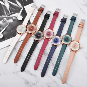 Montres à quartz pour femmes avec bracelets en cuir et index diamants sur marbre
