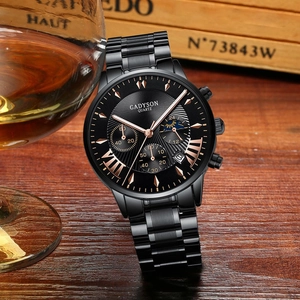 Détail de la montre à quartz Gadyson avec bracelet noir et index or rose sur bois