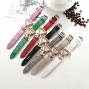 Detailansicht luxuriöser Dreieck-Armbanduhren mit Glitzer-Lederarmbändern in 7 Farben