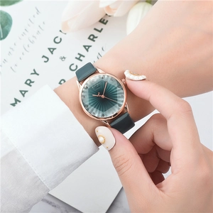 Montre Tadi élégante pour femme avec cadran vert soleil et boîtier or rose sur cuir