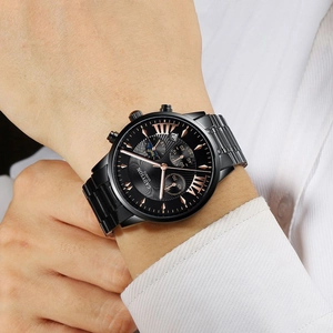 Gros plan d'une montre d'affaires noire pour homme avec chiffres romains et date rose doré