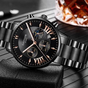 Gros plan sur la montre à quartz Gadyson noire avec index en or rose près d'un verre