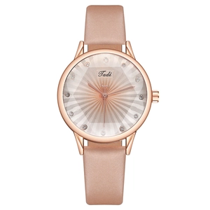 Montre à quartz minimaliste pour femme avec boîtier or rose et cadran 3D sur cuir rose