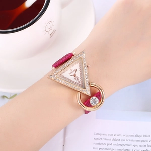 Detailansicht der luxuriösen Dreiecks-Uhr mit Strass und violettem Glitzerarmband am Handgelenk