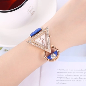 Elegante Frau mit dreieckiger Strass-Armbanduhr in Roségold und blauem mattem Lederarmband