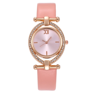 Détail de la lunette en or rose avec cristaux et bracelet en cuir rose pour montre femme