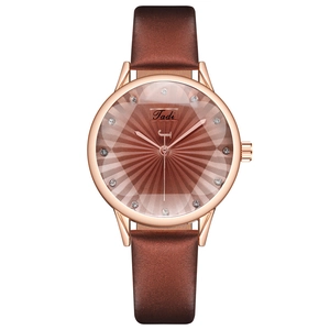 Vue détaillée du boîtier de montre or rose et du cadran rayon de soleil avec cristaux