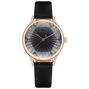 Vue détaillée de la montre pour femme en or rose avec bracelet noir texturé et strass