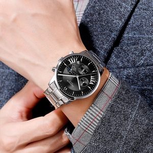 Gros plan d'une montre Gadyson avec cadran noir et bracelet argent sur une veste grise
