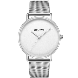 Gros plan sur bracelet en maille argentée et cadran blanc avec logo de marque Geneva