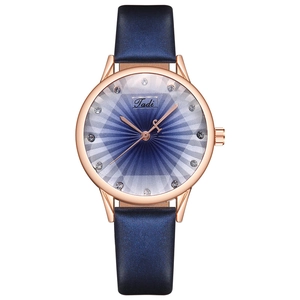 Gros plan du boîtier de montre or rose avec cadran bleu et index ornés de strass brillants
